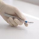 Safescraper Twist Curve tenu en main, gant chirurgical